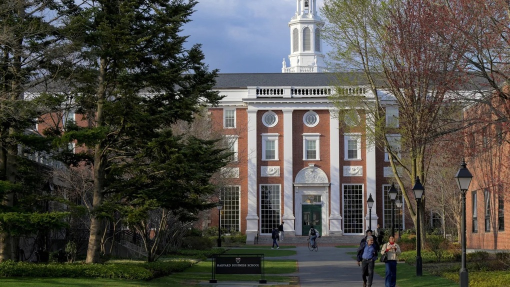 សាកលវិទ្យាល័យ Harvard ប្តឹងរដ្ឋាភិបាលសហរដ្ឋអាមេរិក ជុំវិញការហាមឃាត់ការជ្រើសរើសនិស្សិតអន្តរជាតិ Harvard kiện Chính phủ Mỹ vì lệnh cấm tuyển sinh viên quốc tế - 1