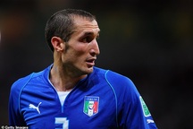 Chiellini xin lỗi vì tuyên bố Balotelli xứng đáng... ăn tát