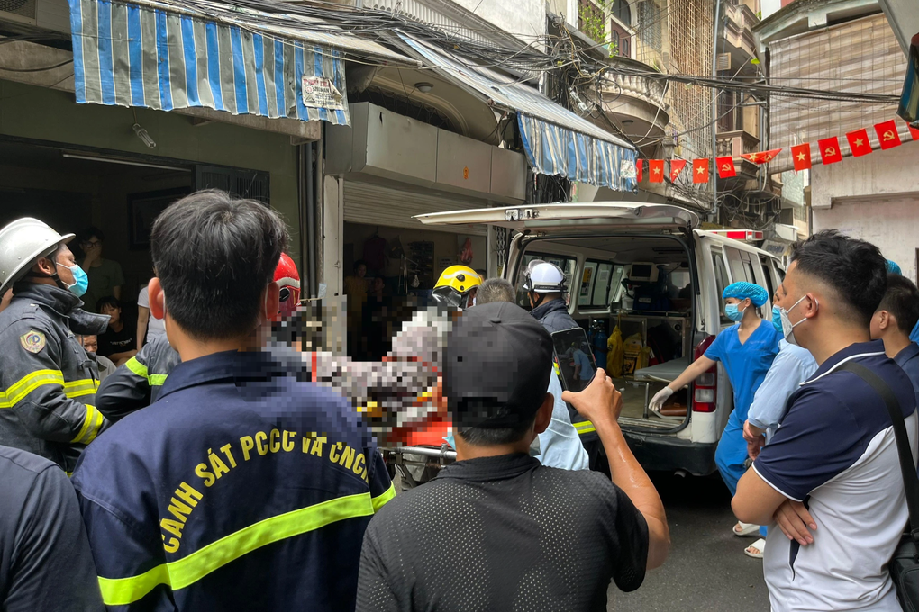 Lời kể của các nhân chứng vụ cháy nhà 3 người tử vong ở Hà Nội - 4 Lời kể của các nhân chứng vụ cháy nhà 3 người tử vong ở Hà Nội - 4