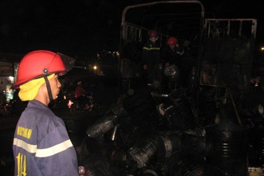 Cháy xe tải chở hóa chất, tài xế tung cửa thoát nạn