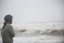 Bão số 6 diễn biến phức tạp, Quảng Ngãi cho học sinh nghỉ học ngày 12/10