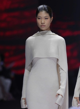 Top 4 Next Top Model đọ dáng trên sàn catwalk, Mai Hoa phục hồi sau cú ngã - 9