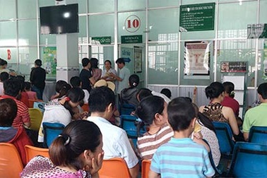 Phụ huynh ùn ùn đưa con đi tiêm ngừa, vắc-xin “cháy hàng”