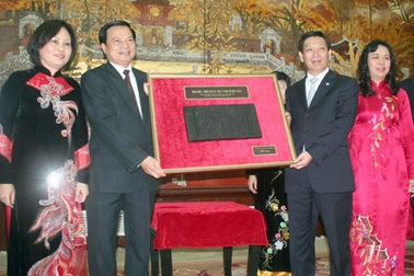 Trao phiên bản khắc mộc “Chiếu dời đô” cổ nhất cho Hà Nội