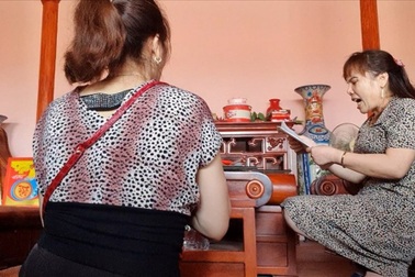 Cô Năng nhập hồn, cô Hòa đúc vàng giả và sự u mê