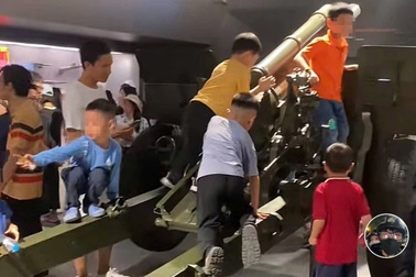 Chen nhau ôm súng, leo trèo lên xe tăng ở Bảo tàng Lịch sử Quân sự Việt Nam