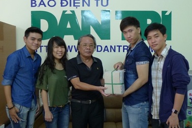 Nhóm du học sinh tặng 400 cuốn vở cho học sinh nghèo