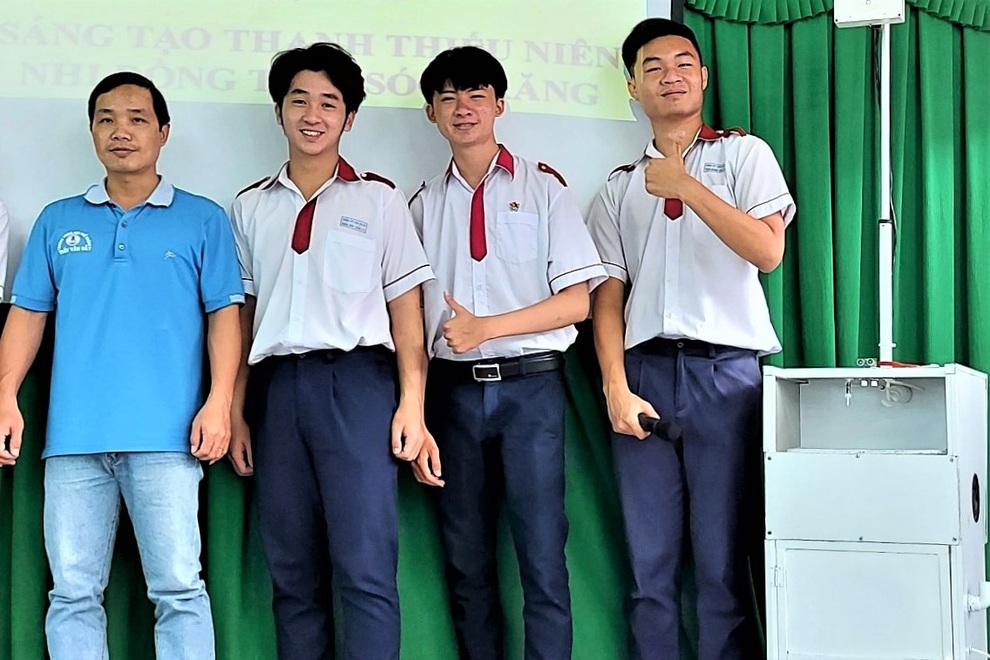 Học sinh trường huyện sáng tạo Robot hỗ trợ phòng dịch 3 trong một - 4 Học sinh trường huyện sáng tạo Robot hỗ trợ phòng dịch 3 trong một - 4