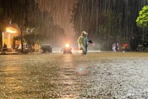 Bão Maon quật đổ cây xanh ở Quảng Ninh, Hải Phòng ngập nhiều tuyến phố