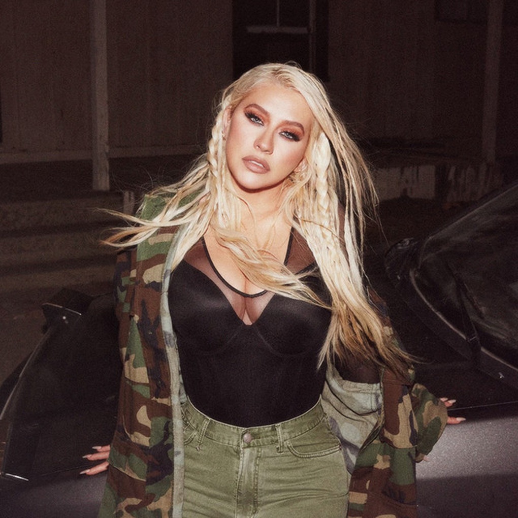 Ngôi sao Christina Aguilera đi trực thăng, lướt du thuyền ở Hạ Long - 1 Ngôi sao Christina Aguilera đi trực thăng, lướt du thuyền ở Hạ Long - 1
