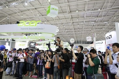 Cuộc trình diễn âm thầm của những "con nghiện" thiết bị công nghệ cao