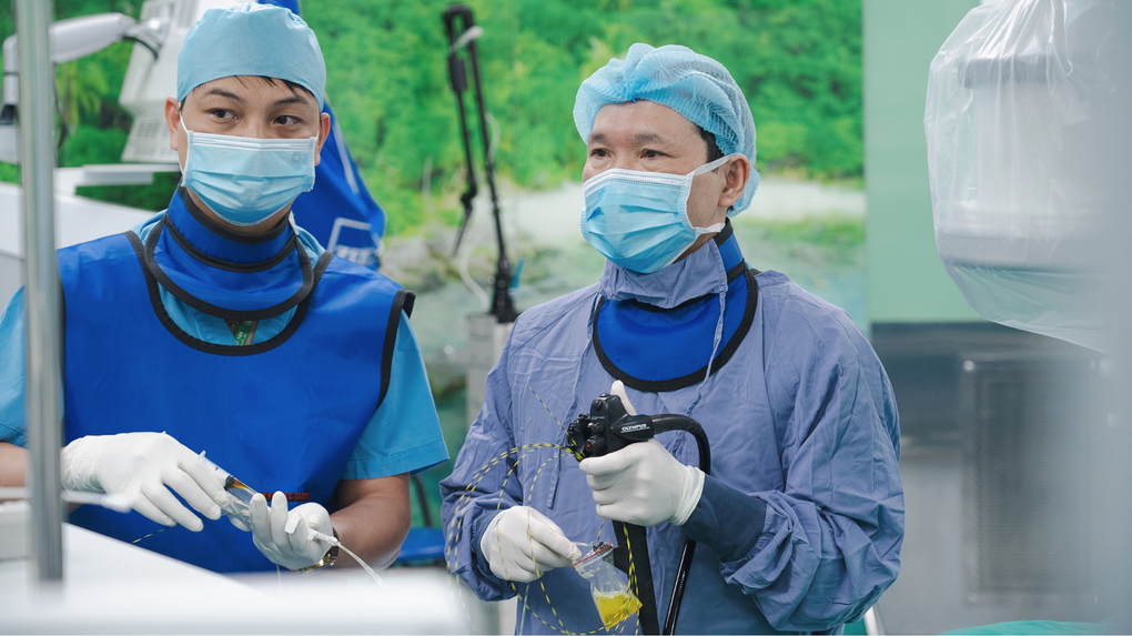 Nội soi ngược dòng ERCP cứu sống bệnh nhân có sỏi 0,5cm tắc ống mật chủ - 2 Nội soi ngược dòng ERCP cứu sống bệnh nhân có sỏi 0,5cm tắc ống mật chủ - 2