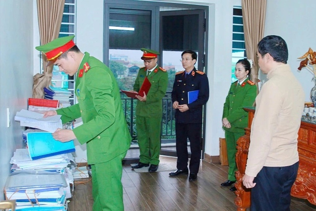 Bắt giám đốc và 2 thuộc cấp làm giả con dấu, tài liệu - 2 Bắt giám đốc và 2 thuộc cấp làm giả con dấu, tài liệu - 2