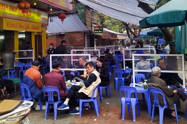 Quán nhậu tái khởi động giãn cách bằng vách ngăn, phòng chống dịch Covid-19