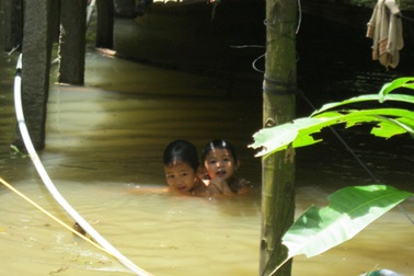 Những đứa trẻ đùa giỡn với “thủy thần”