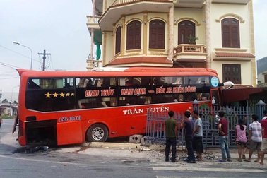 Xe khách lao thẳng vào nhà dân