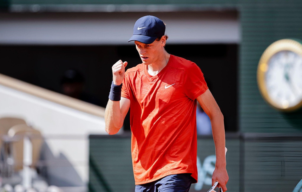 Sinner đối đầu Alcaraz ở bán kết Roland Garros - 1