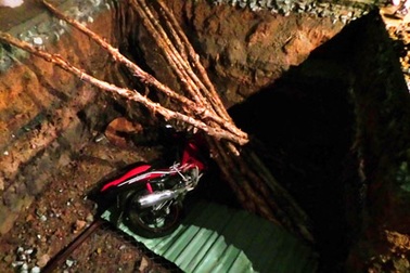 Người và xe rơi thẳng xuống hố, nam thanh niên suýt chết