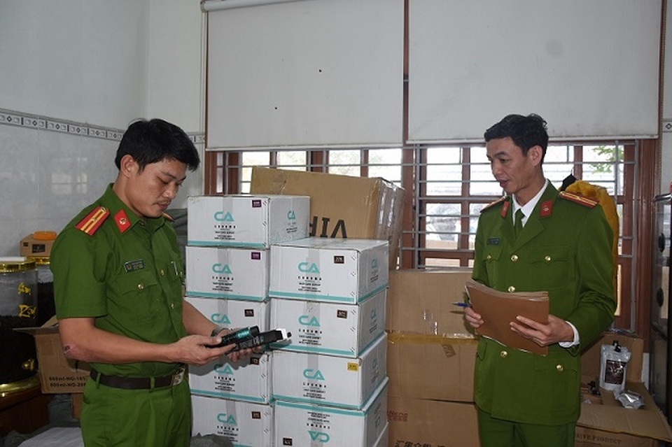 Bắt 2 xe tải chở số lượng lớn hàng ngoại nhập lậu - 2 Bắt 2 xe tải chở số lượng lớn hàng ngoại nhập lậu - 2