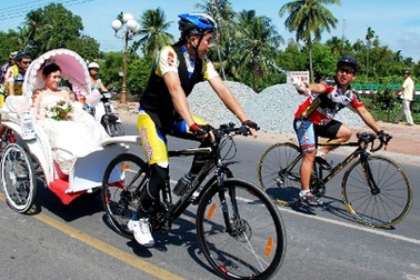 Độc đáo màn rước dâu bằng xe đạp