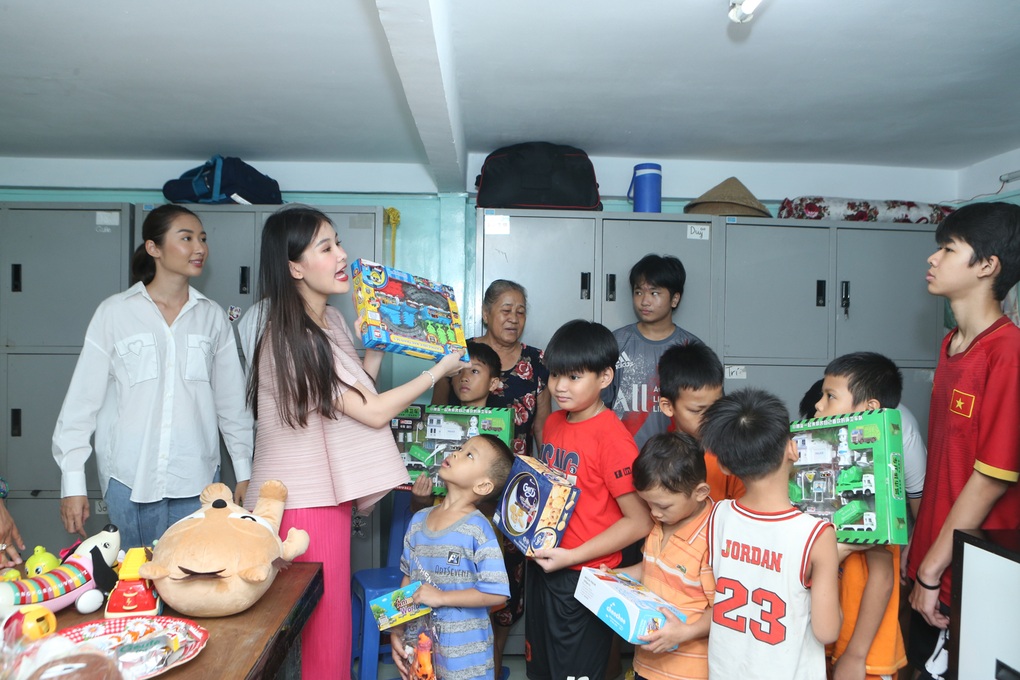 Lê Âu Ngân Anh, Diệu Ngọc mặc giản dị đi trao quà từ thiện - 2 Lê Âu Ngân Anh, Diệu Ngọc mặc giản dị đi trao quà từ thiện - 2