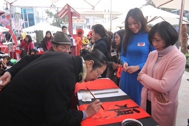 Hoa khôi Đặng Mỹ Huyền xin chữ, đón Tết sớm