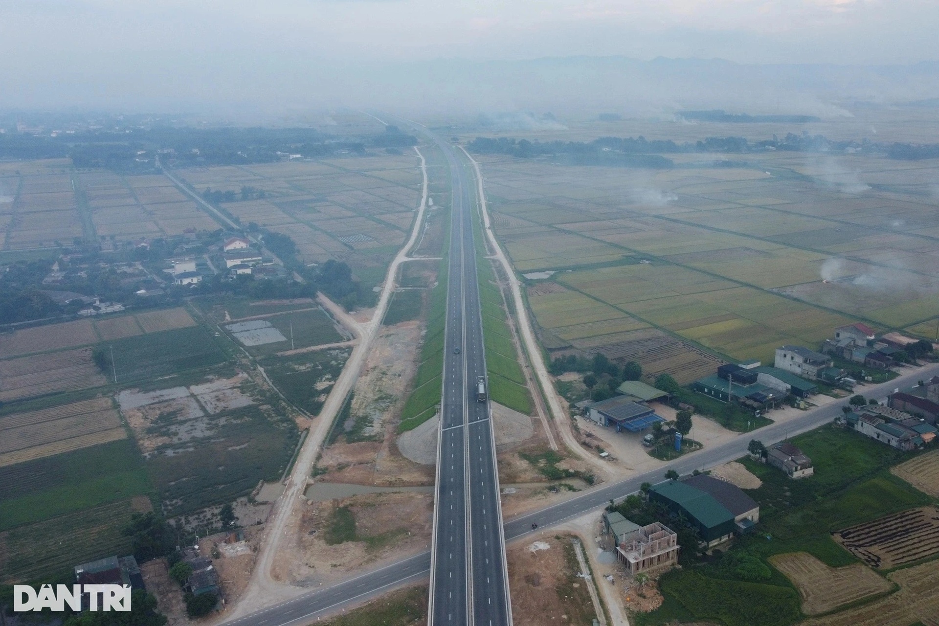 Nông dân đốt rơm rạ, cao tốc Bắc - Nam mù mịt khói - 4 Nông dân đốt rơm rạ, cao tốc Bắc - Nam mù mịt khói - 4