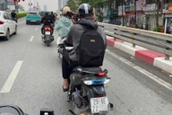 Tài xế xe máy bị trừ 4 điểm giấy phép lái xe vì sử dụng điện thoại