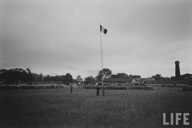 Hình ảnh lính Pháp cuốn cờ rút khỏi Hà Nội năm 1954