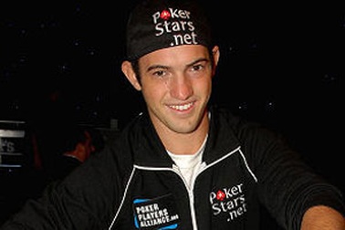 Chàng trai 21 tuổi “rinh” 153 tỷ từ cuộc thi chơi poker