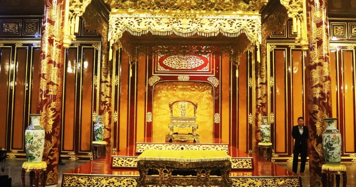 Leo lên ngai vàng điện Thái Hòa quậy phá: Giá trị nguyên bản đã không còn