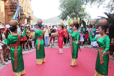 Nha Trang: Thiếu nữ Chăm làm “say lòng” du khách
