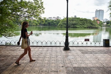 Bờ Hồ Gươm được dựng rào sắt, đặt biển cảnh báo sụt lún