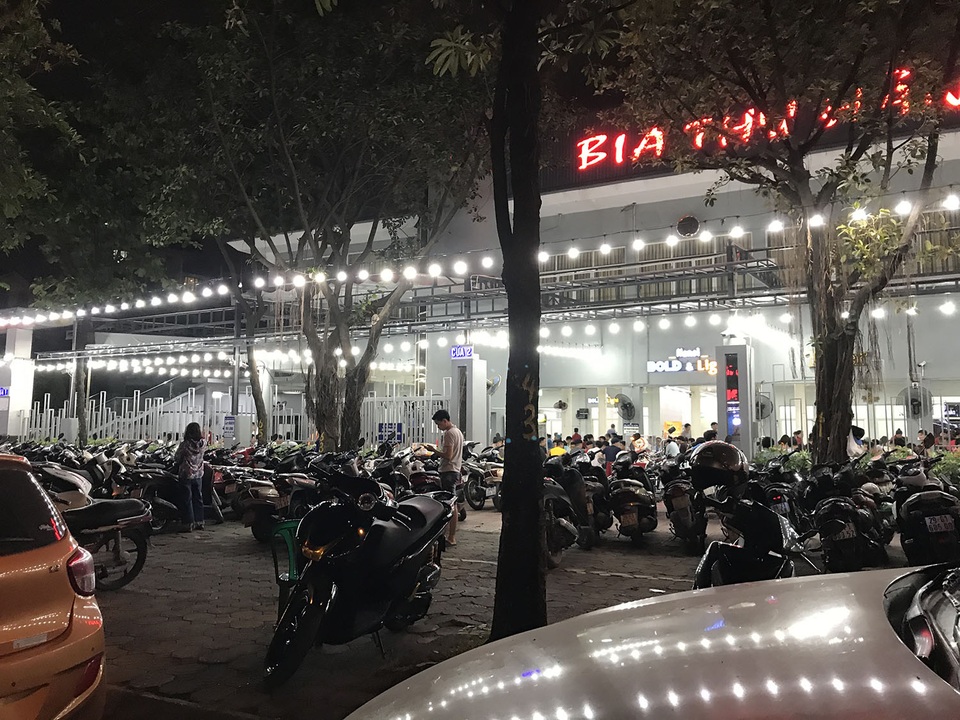 Quán nhậu ken đặc, đông nghịt người như chưa hề có Nghị định 100 - 5 Quán nhậu ken đặc, đông nghịt người như chưa hề có Nghị định 100 - 5