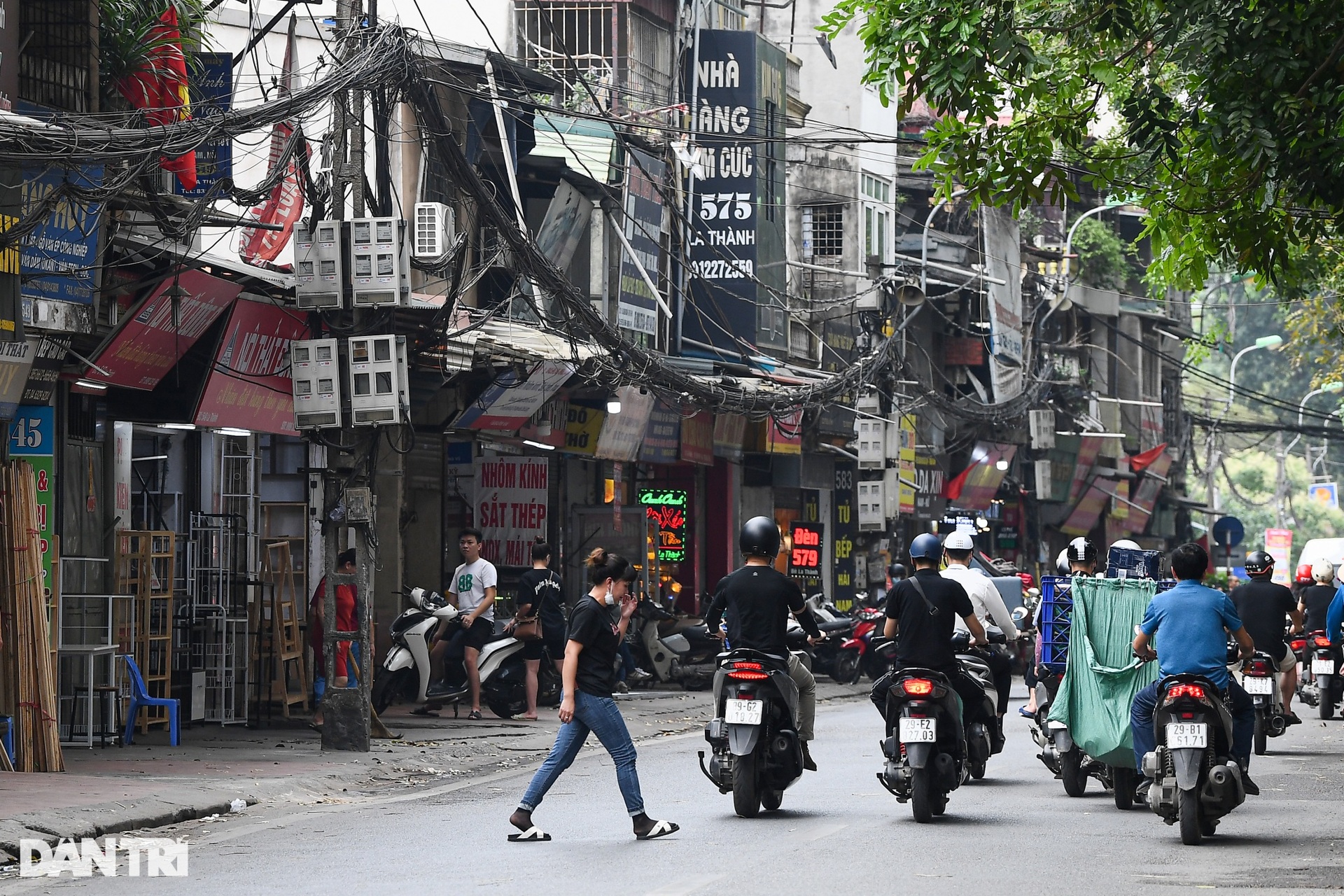 Dây điện, cáp viễn thông chăng mạng nhện khắp đường phố Hà Nội - 8 Dây điện, cáp viễn thông chăng mạng nhện khắp đường phố Hà Nội - 8