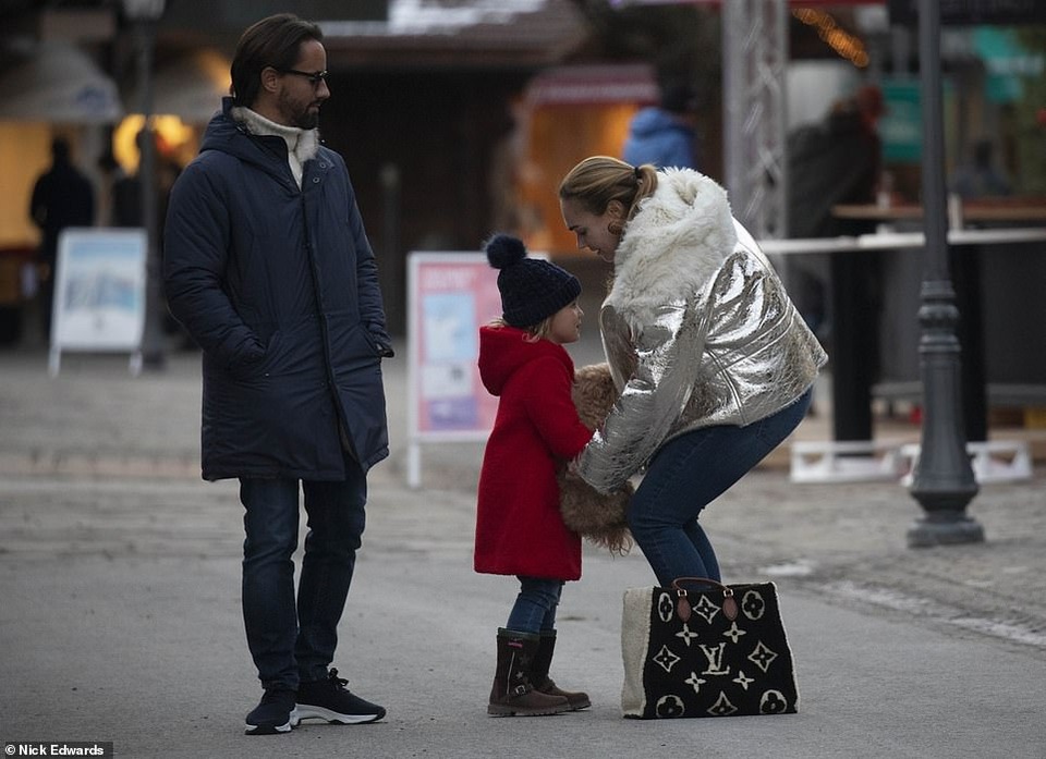 Con gái tỷ phú F1 vui vẻ đi nghỉ giáng sinh sau khi nhà bị mất trộm - 3 Con gái tỷ phú F1 vui vẻ đi nghỉ giáng sinh sau khi nhà bị mất trộm - 3