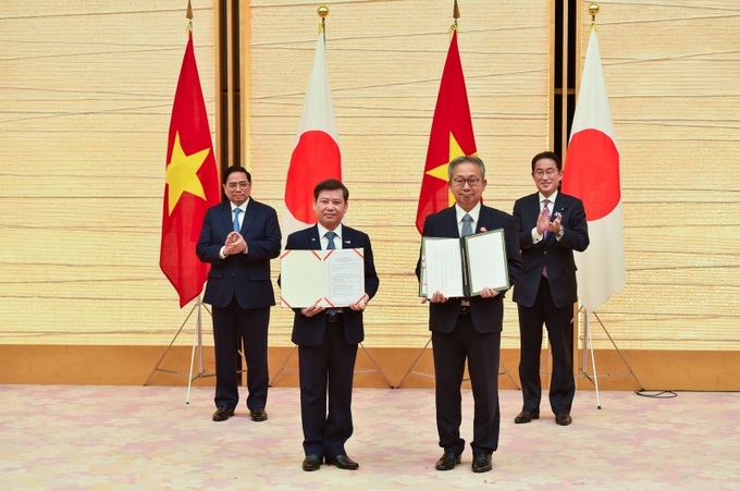 Hai Thủ tướng chứng kiến lễ trao văn kiện: Hiệp định Tương trợ tư pháp về hình sự giữa hai nước Việt Nam và Nhật Bản.