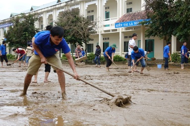 Huy động xe chữa cháy để dọn bùn sau lũ