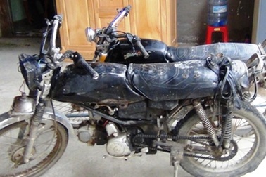 Kiểm lâm bị lâm tặc lao xe vào người, chém bị thương