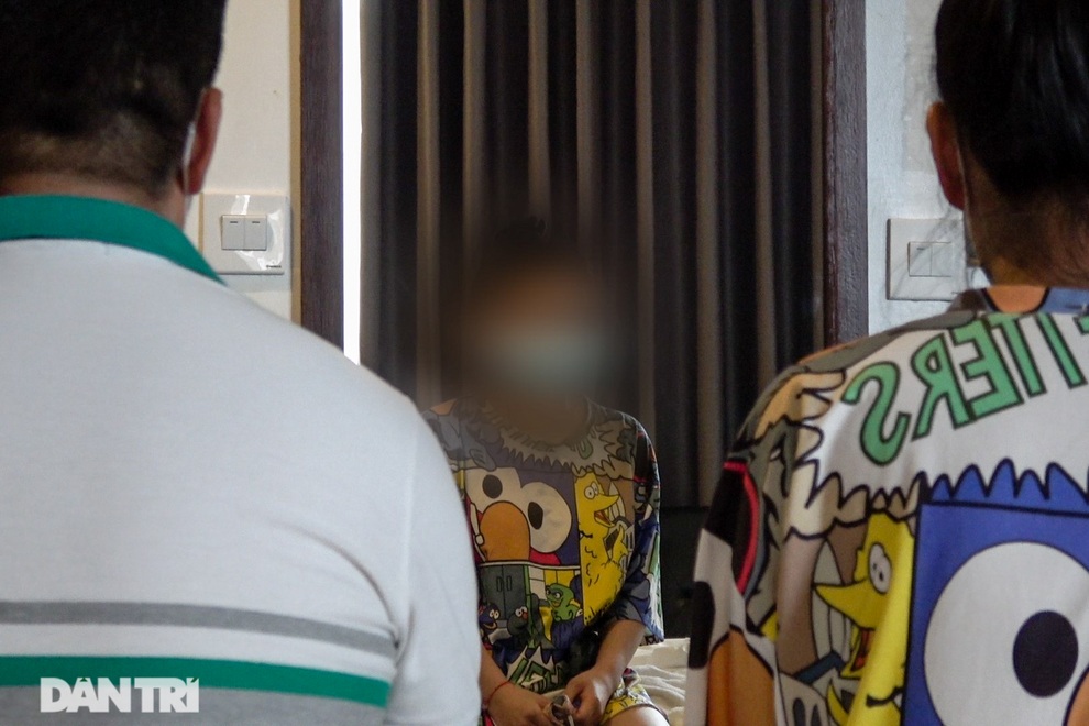 Bên trong tụ điểm bán dâm ở vùng đỏ khi TP Hà Nội đang giãn cách xã hội - 1 Bên trong tụ điểm bán dâm ở vùng đỏ khi TP Hà Nội đang giãn cách xã hội - 1