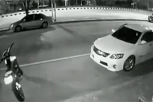 Tai nạn kinh hoàng khi mở cửa ôtô