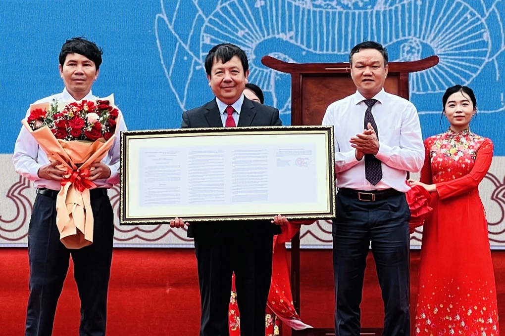Bức phù điêu hàng trăm năm tuổi được công nhận bảo vật quốc gia - 1 Bức phù điêu hàng trăm năm tuổi được công nhận bảo vật quốc gia - 1