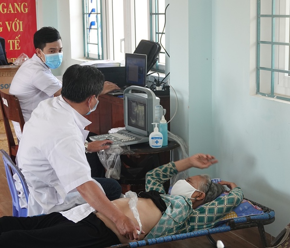 Vượt biển tuyên truyền phòng chống Covid-19 cho người dân xã đảo - 5 Vượt biển tuyên truyền phòng chống Covid-19 cho người dân xã đảo - 5