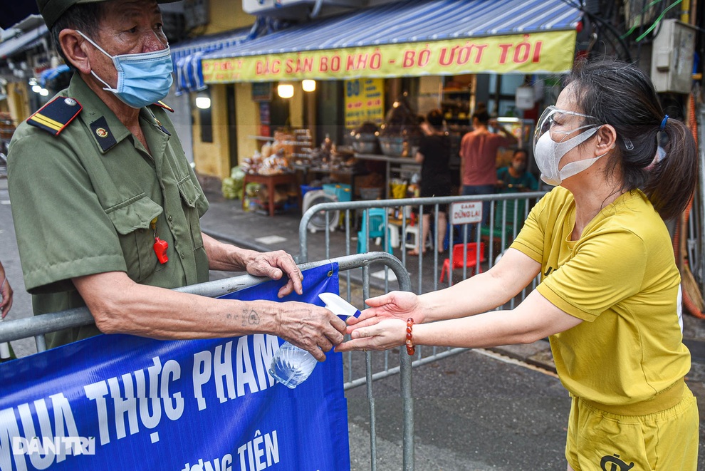 Tiểu thương hét khản cổ nhắc khách giãn cách, ai vi phạm từ chối bán - 2