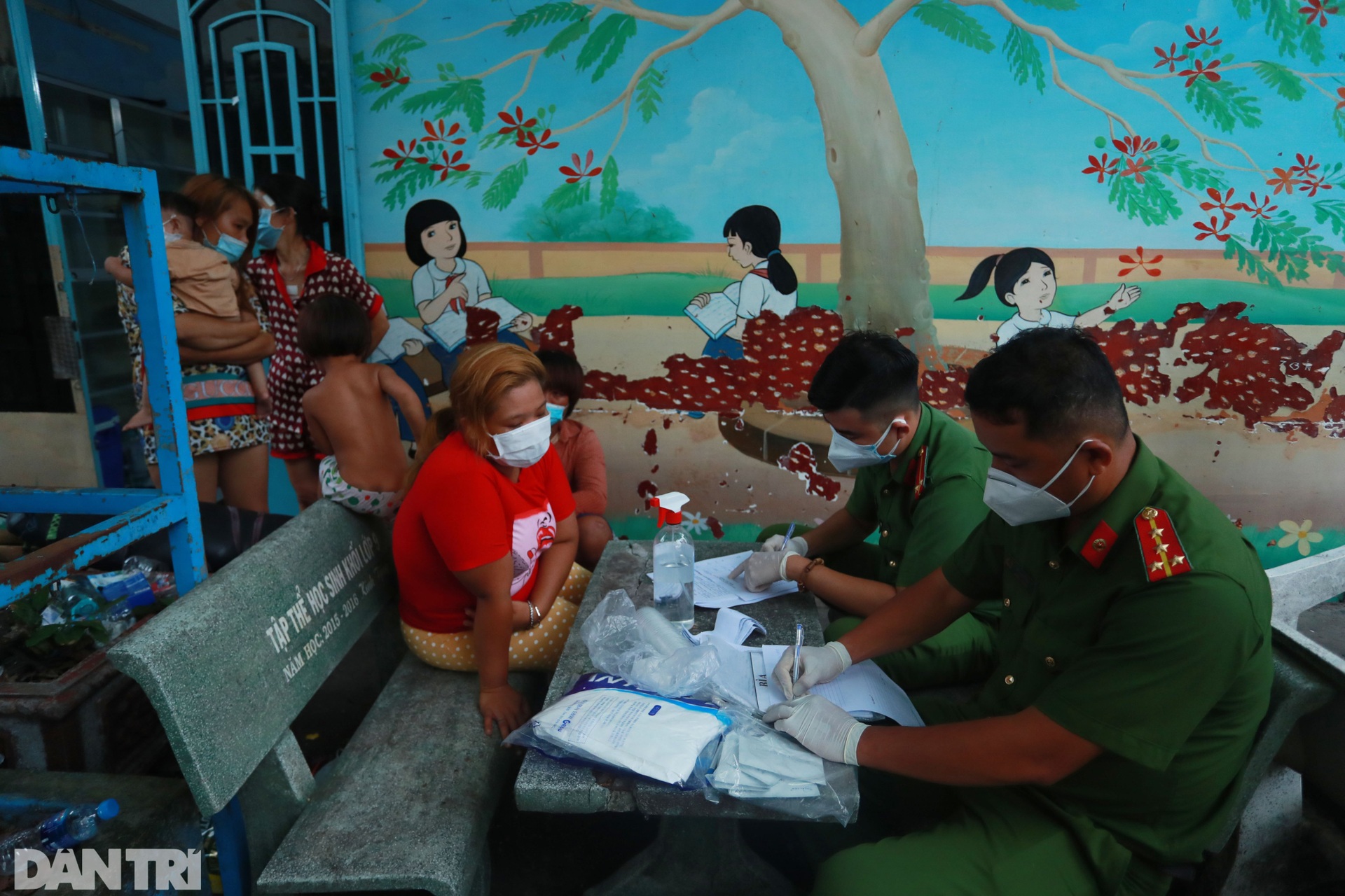 Xét nghiệm Covid-19, ma túy để tiêm vắc xin cho người lang thang ở TPHCM - 13 Xét nghiệm Covid-19, ma túy để tiêm vắc xin cho người lang thang ở TPHCM - 13