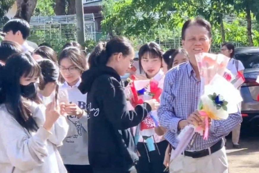 جب پرنسپل سکول کے صحن میں داخل ہوئے تو ہزاروں طلباء نے نام پکارے اور شکریہ کہا - 2 Cả ngàn học sinh gọi tên, nói lời cảm ơn khi hiệu trưởng vào sân trường - 2