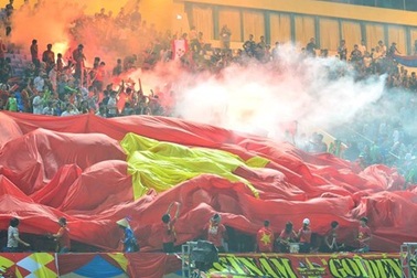 VFF nhận án phạt 10.000 USD vì CĐV đốt pháo sáng trận gặp Campuchia