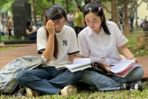 Vừa lo ôn thi, học sinh lớp 12 lại rối bời chọn trường xét tuyển