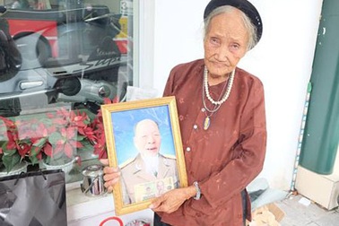 Cám cảnh cụ bà trăm tuổi cúng chồng bên vệ đường