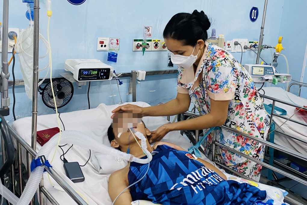 Xót xa trẻ mắc viêm não Nhật Bản bất động nhìn cha mẹ chăm 3 tháng ở viện - 3 Xót xa trẻ mắc viêm não Nhật Bản bất động nhìn cha mẹ chăm 3 tháng ở viện - 3